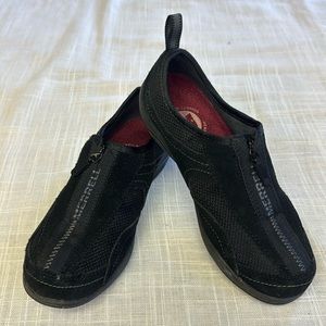 Merrell black front zip sz 5 shoes